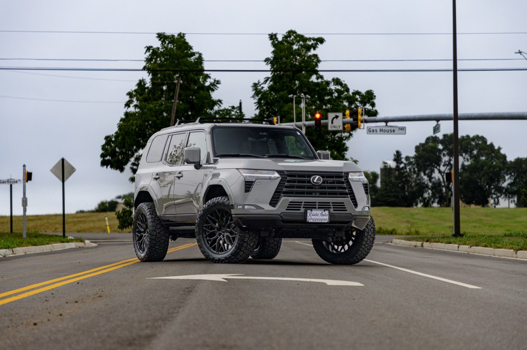 2024 Lexus GX 550 Luxury with a 2.5" ReadyLift lift kit, 22x9.5" Vossen HF63 wheels, and 285/55 Toyo Open Country R/T Trail tires. 