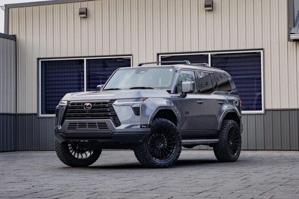 2026 Lexus GX 550 Luxury+ with a 2.5" ReadyLift lift kit, 22x9.5" Vossen HFX4 wheels, and 285/55 Toyo Open Country R/T Trail tires. 