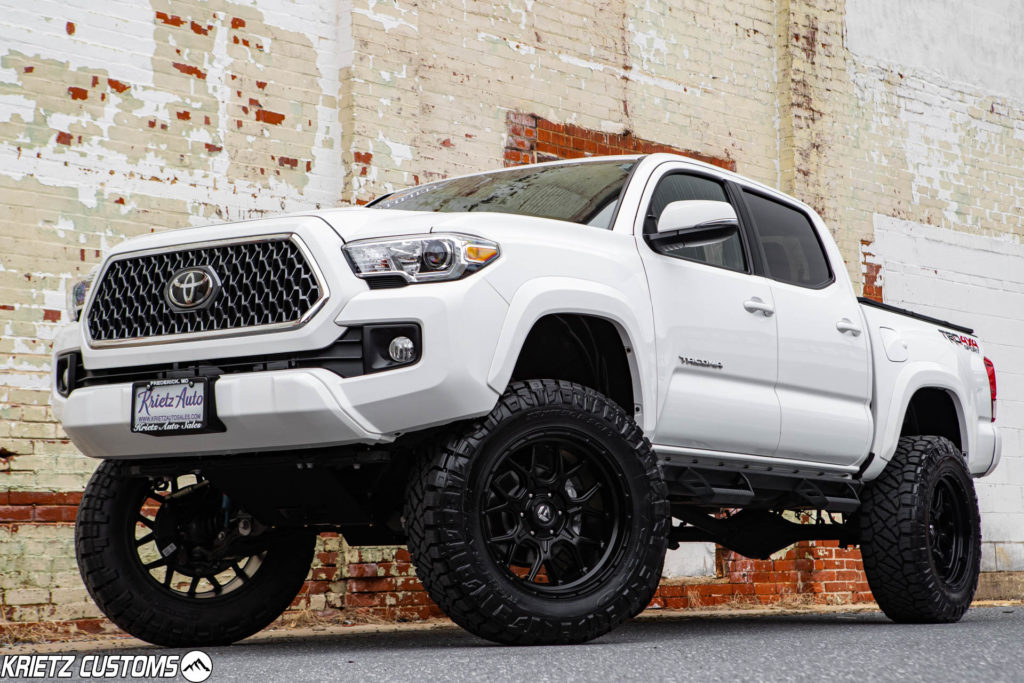 Lifted 2019 Toyota Tacoma TRD Sport with 20×10 Fuel Tech Wheels and 6 Inch Rough Country Lift