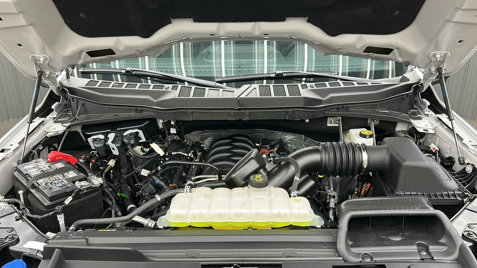 2025 Ford F-150 XLT photo 16