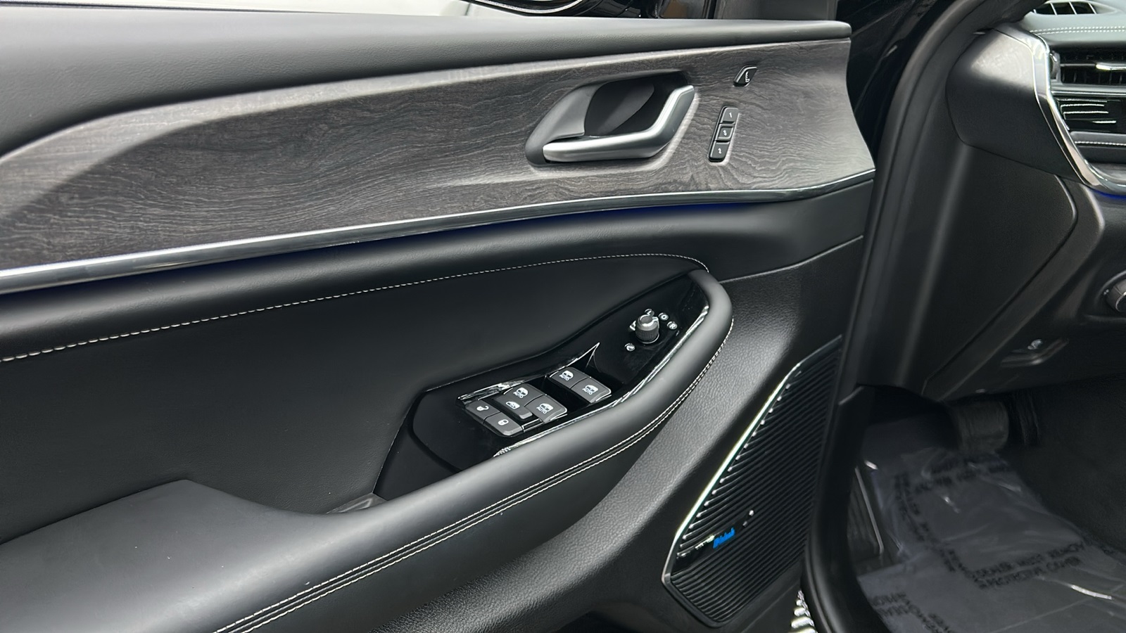 2023 Jeep Grand Cherokee Overland photo 14