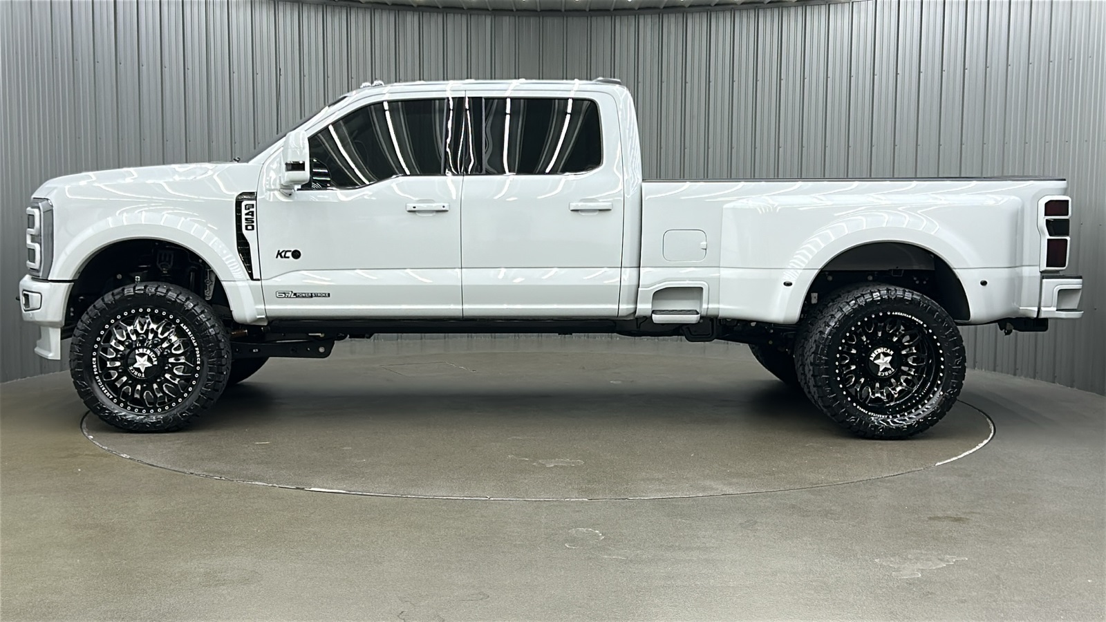 2025 Ford F-450 photo 2