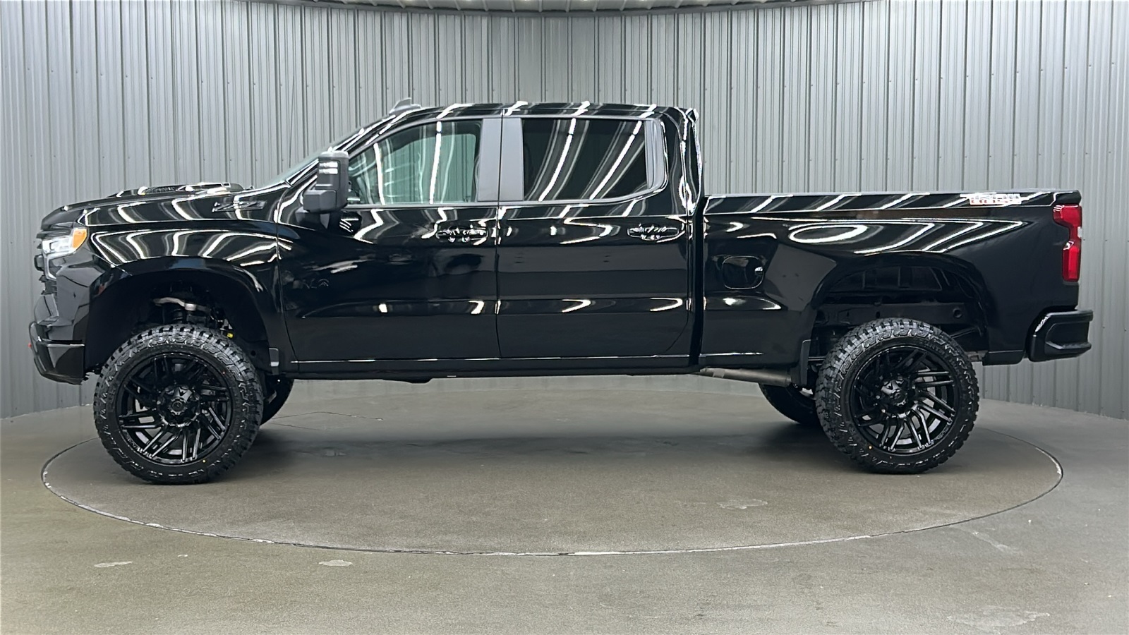 2025 Chevrolet Silverado 1500 LT Trail Boss photo 2