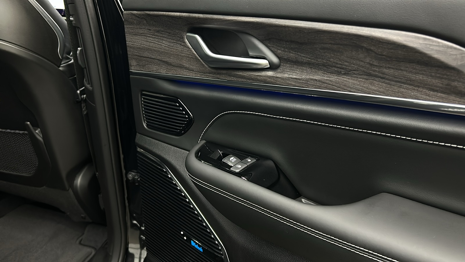 2023 Jeep Grand Cherokee Overland photo 25