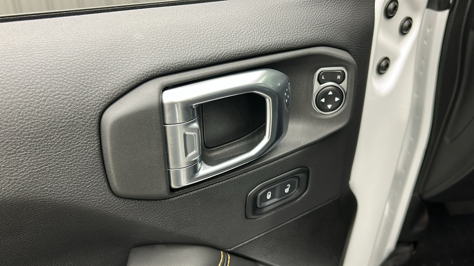 2024 Jeep Wrangler Sahara W photo 29