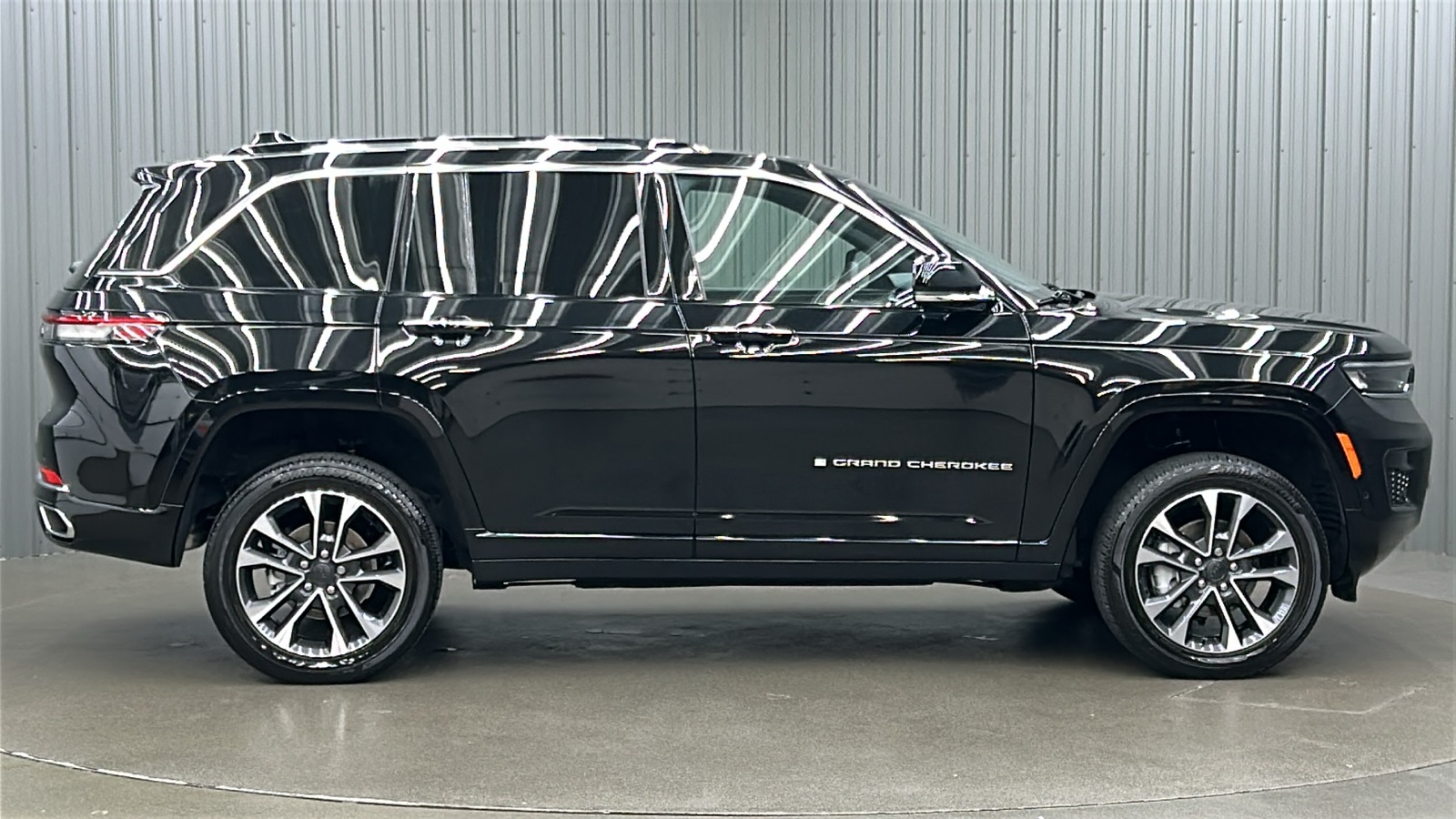 2023 Jeep Grand Cherokee Overland photo 2