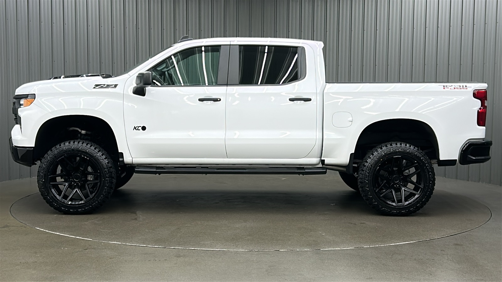 2024 Chevrolet Silverado 1500 Custom Trail Boss photo 2