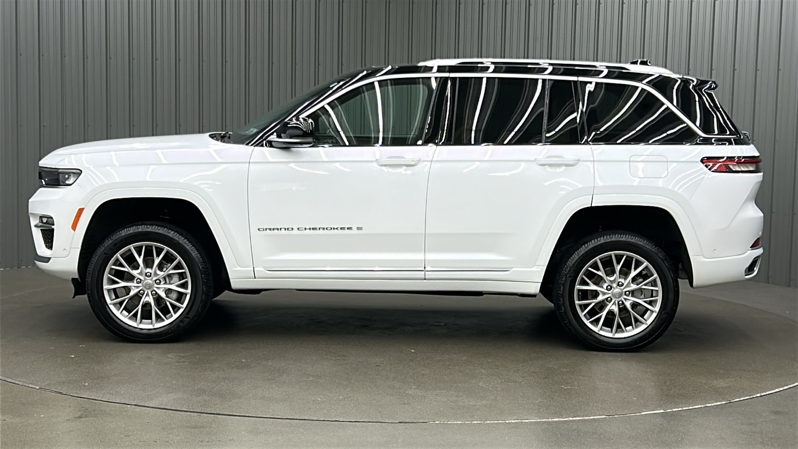 2023 Jeep Grand Cherokee Summit photo 2