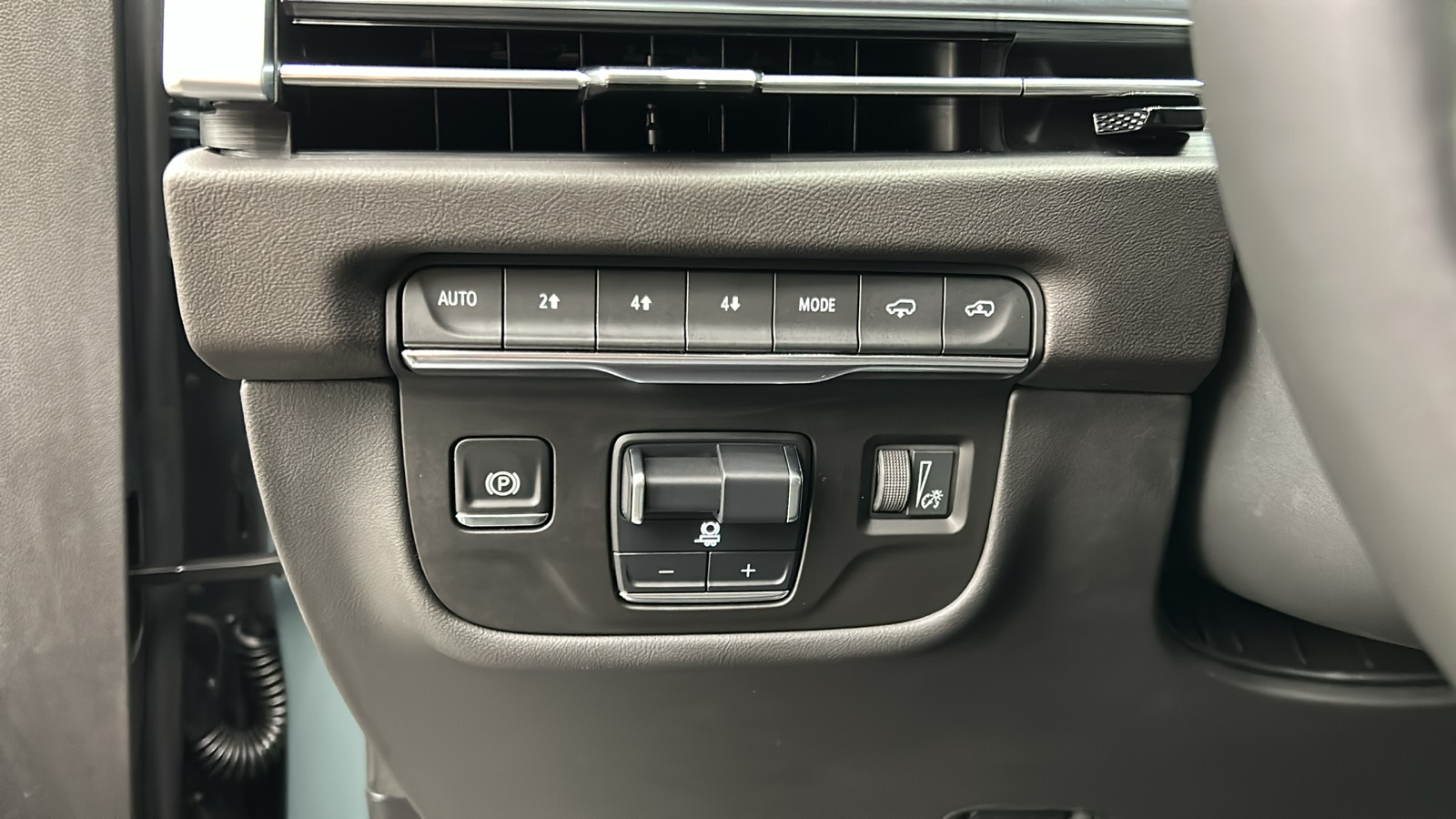 2025 Cadillac Escalade Premium Luxury photo 28