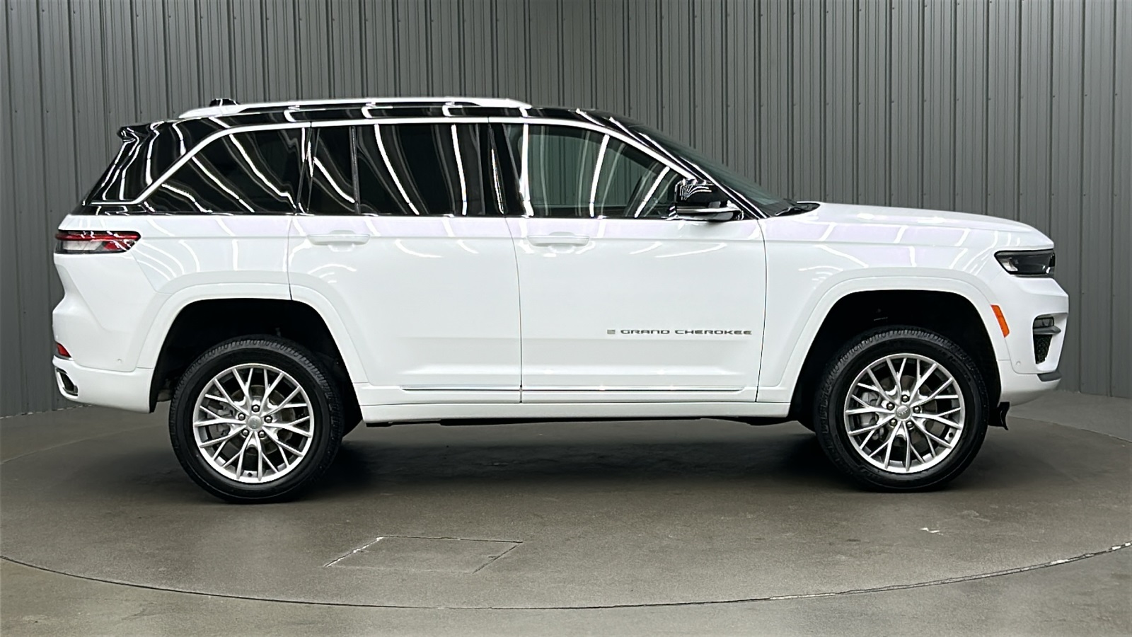 2023 Jeep Grand Cherokee Summit photo 6