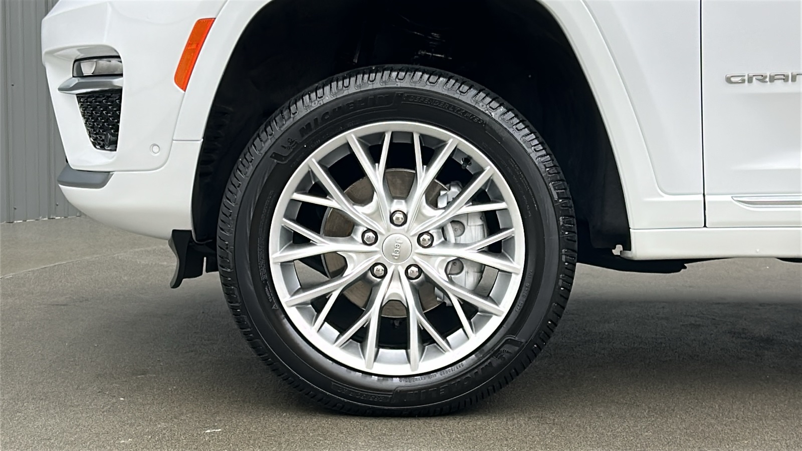 2023 Jeep Grand Cherokee Summit photo 9