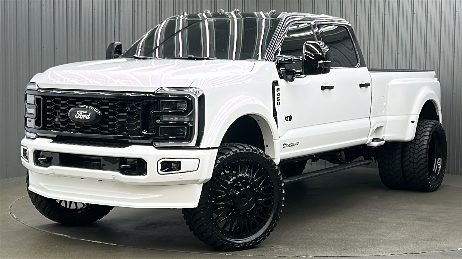 2026 Ford F-450 Super Duty Platinum's photo