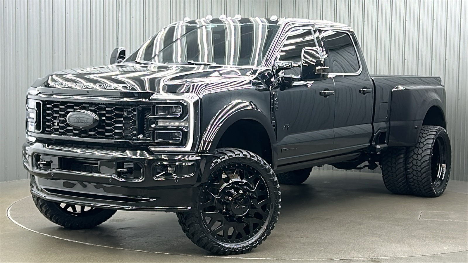 2025 Ford F-450 Super Duty Platinum's photo