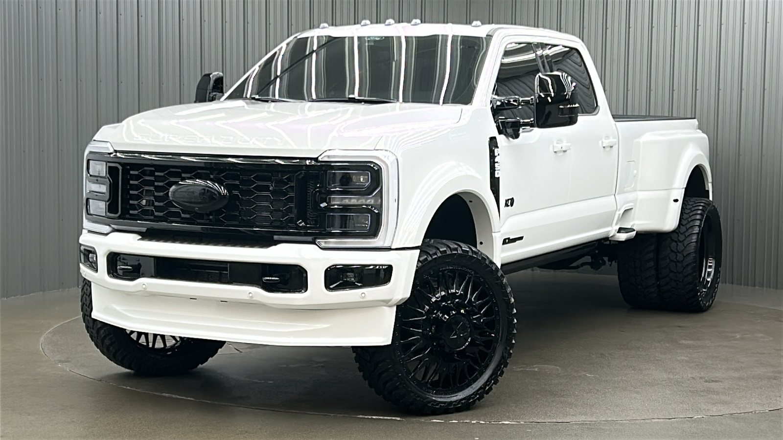 2025 Ford F-450 Super Duty Platinum's photo