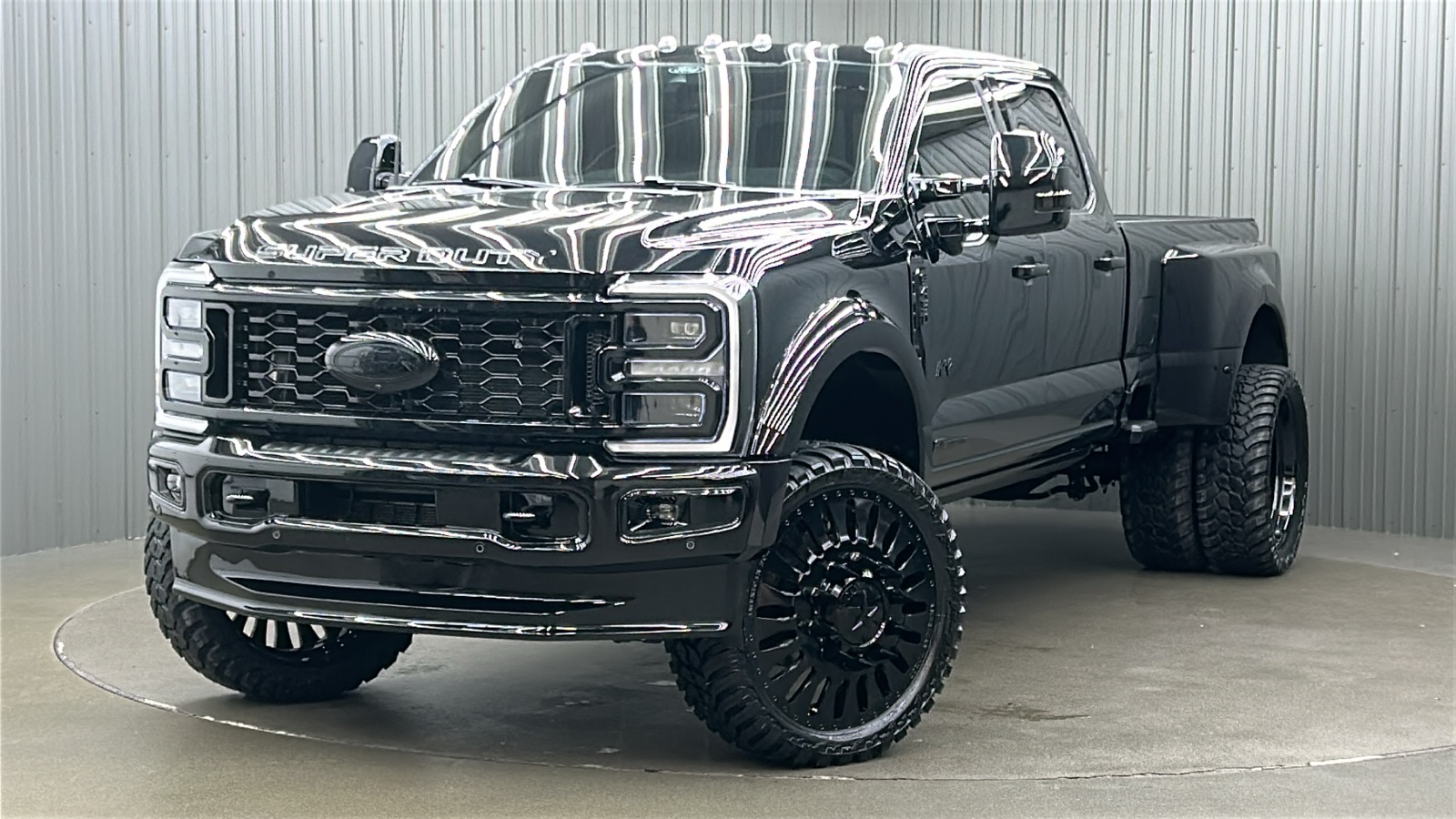 2025 Ford F-450 Super Duty Platinum's photo
