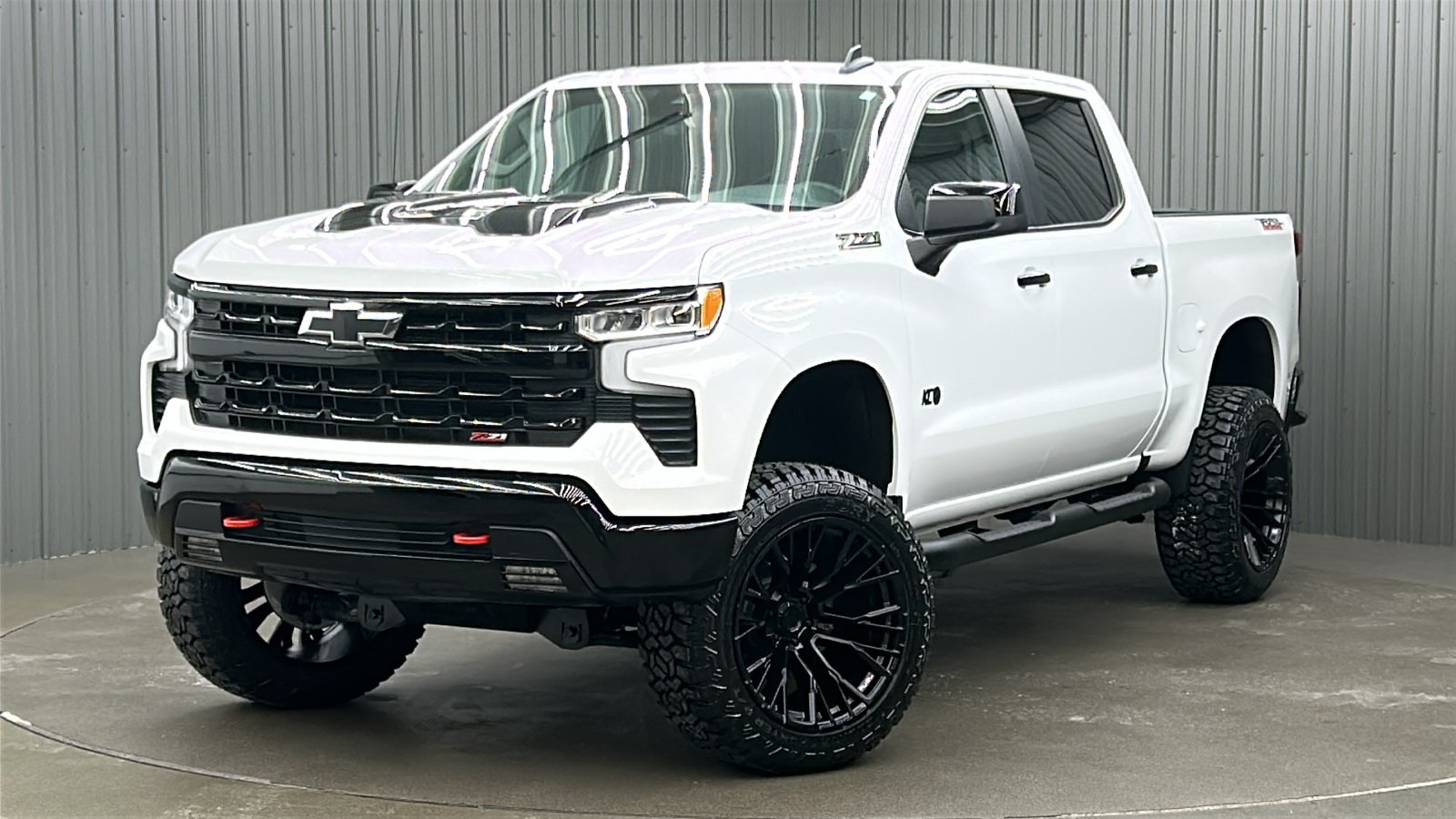 Lifted 2025 Chevrolet Silverado 1500 LT Trail Boss Convenience 2 w/ Dark Essentials & Sunroof