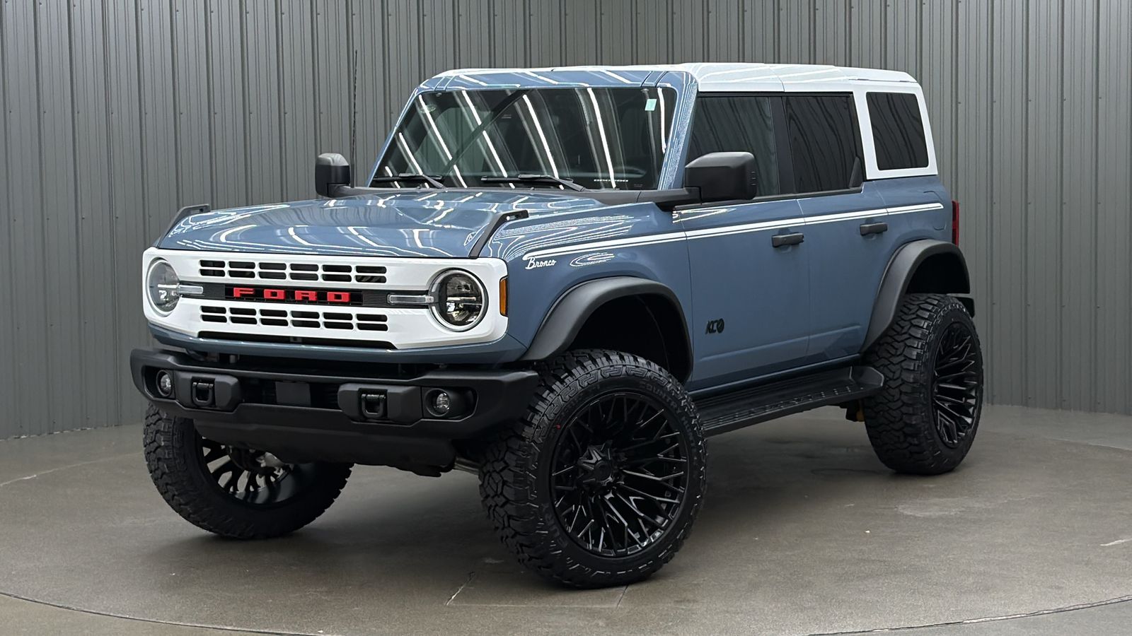Lifted 2025 Ford Bronco Heritage Edition w/ Hard Top