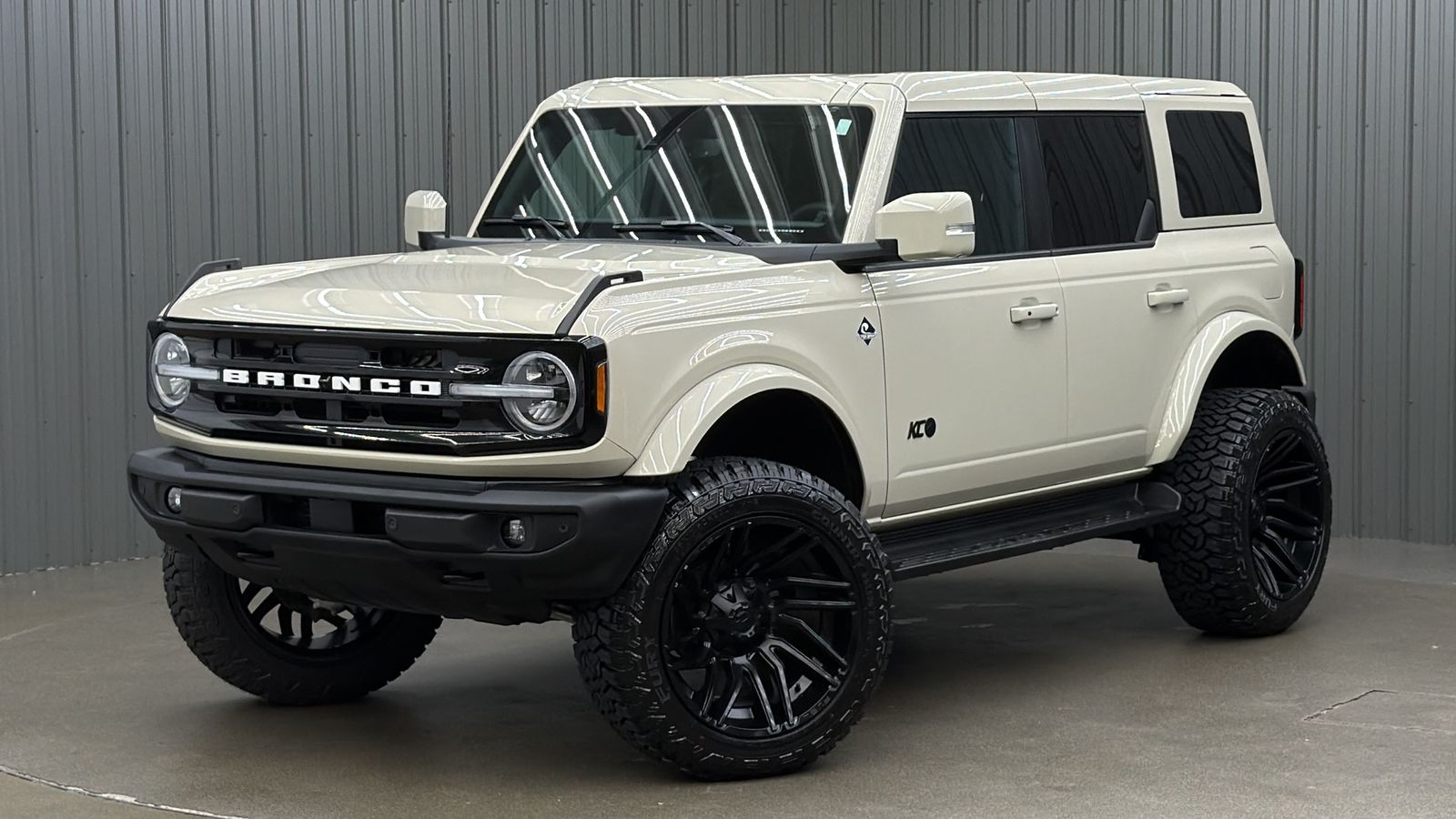 Lifted 2025 Ford Bronco Outer Banks w/ 314A Lux & Painted Hardtop