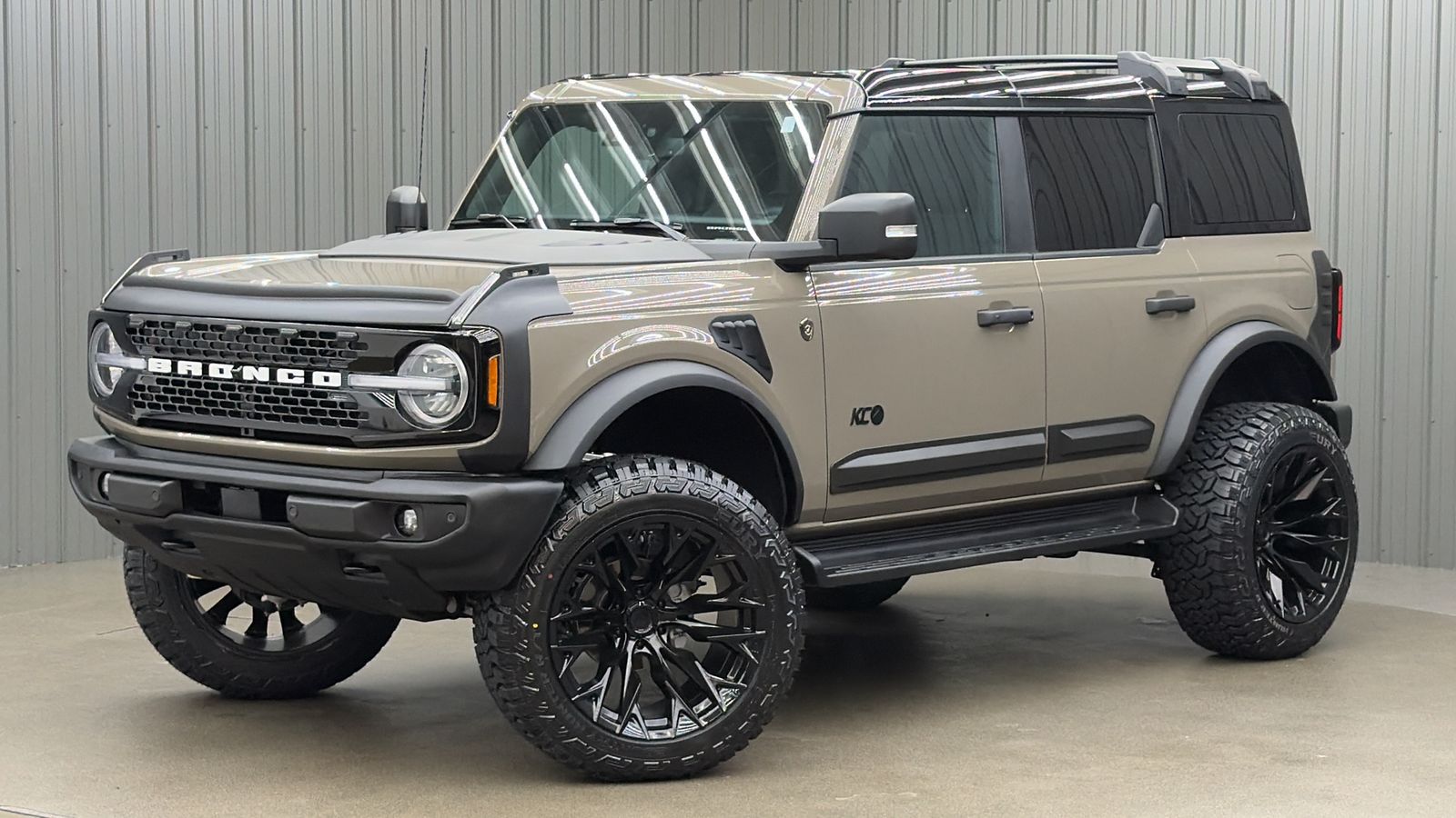 Lifted 2025 Ford Bronco Outer Banks w/ 314A, Black Appearance Pkg & Hard Top
