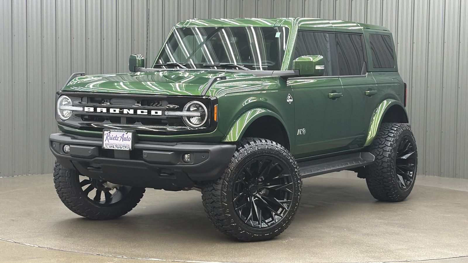 Lifted 2025 Ford Bronco Outer Banks w/ 314A Lux Pkg & Painted Hard Top